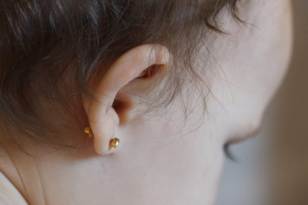 Детский пирсинг уха, когда его можно делать и как за ним ухаживать?