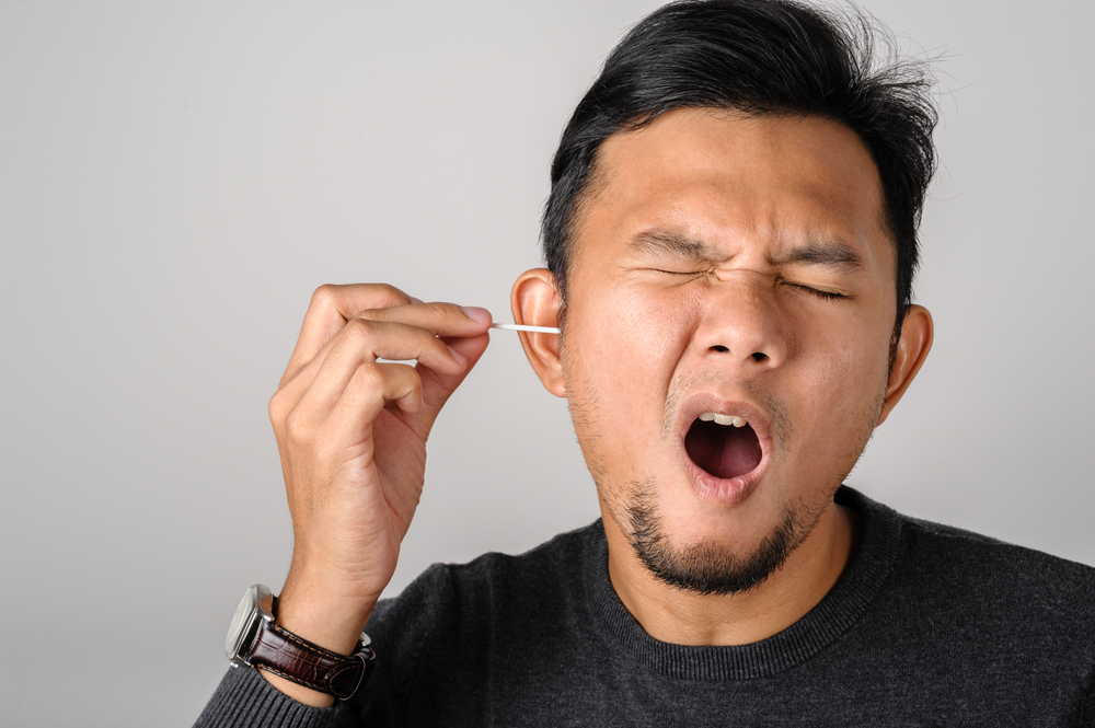 אתה לא יכול להיות רשלני, הנה איך לנקות את האוזניים בצורה נכונה ובטוחה