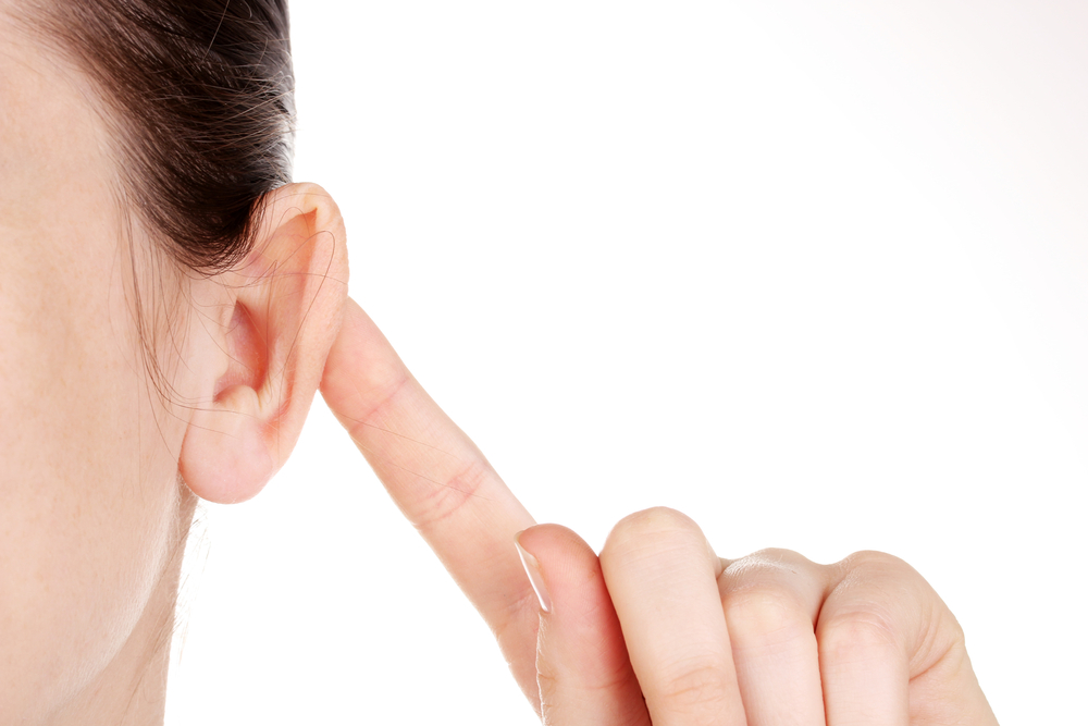 큰 소리를 듣는 습관부터 심각한 질병까지 귀가 막히는 6가지 원인