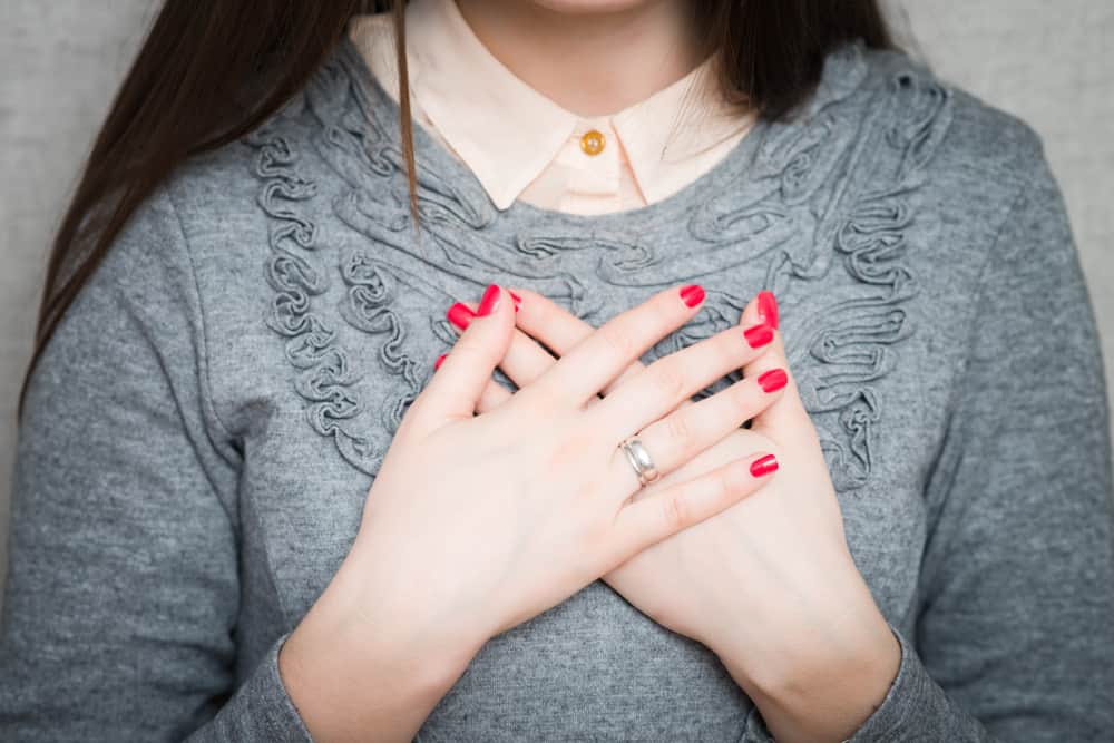 Förutom PMS kan dessa 8 saker få dina bröst att förstoras och känna smärta