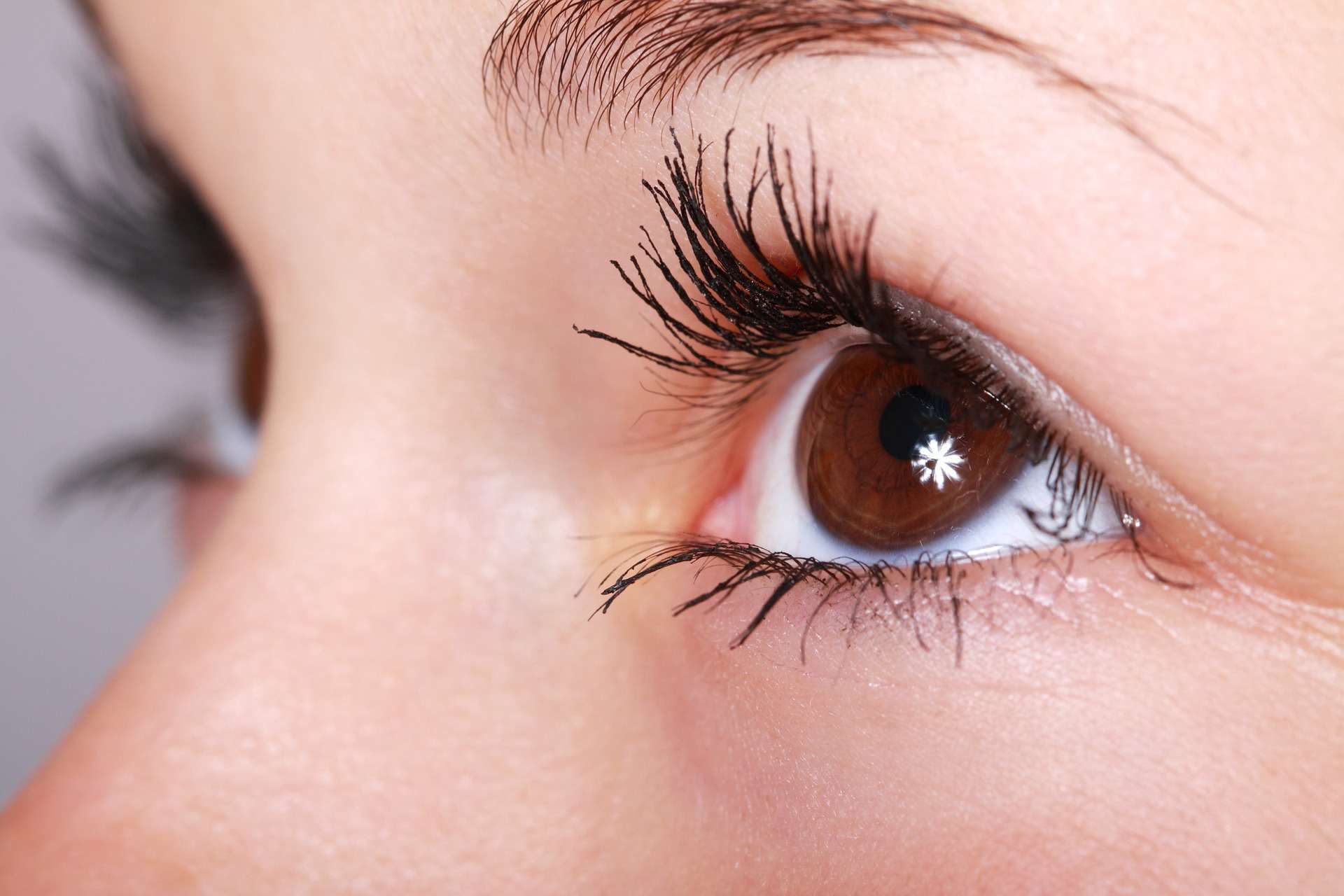 눈은 종종 경련합니다. 의료 측면에서 그것은 무엇을 의미합니까?