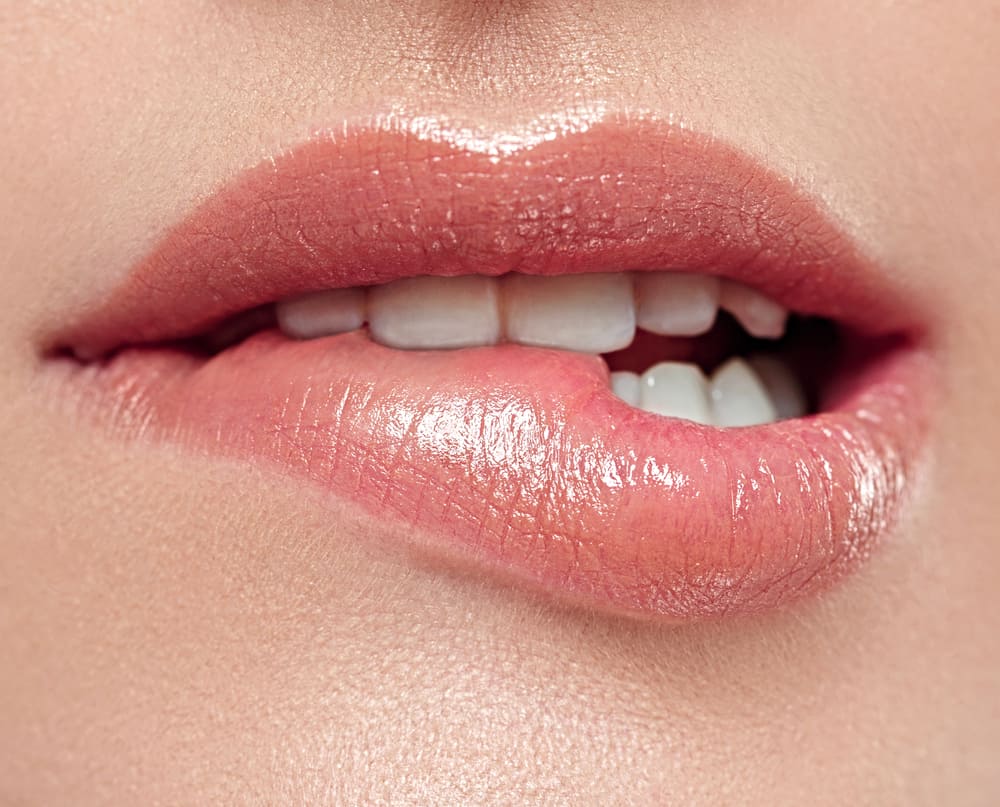 8 lucruri pe care, fără să știi, îți faci buzele să se zvâcnească brusc