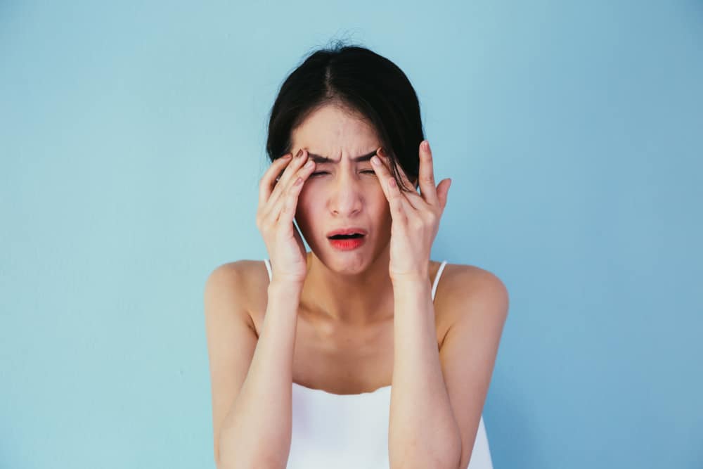 6 Ursachen für das Zucken der Augenbrauen von trivialen Dingen bis hin zu Krankheiten