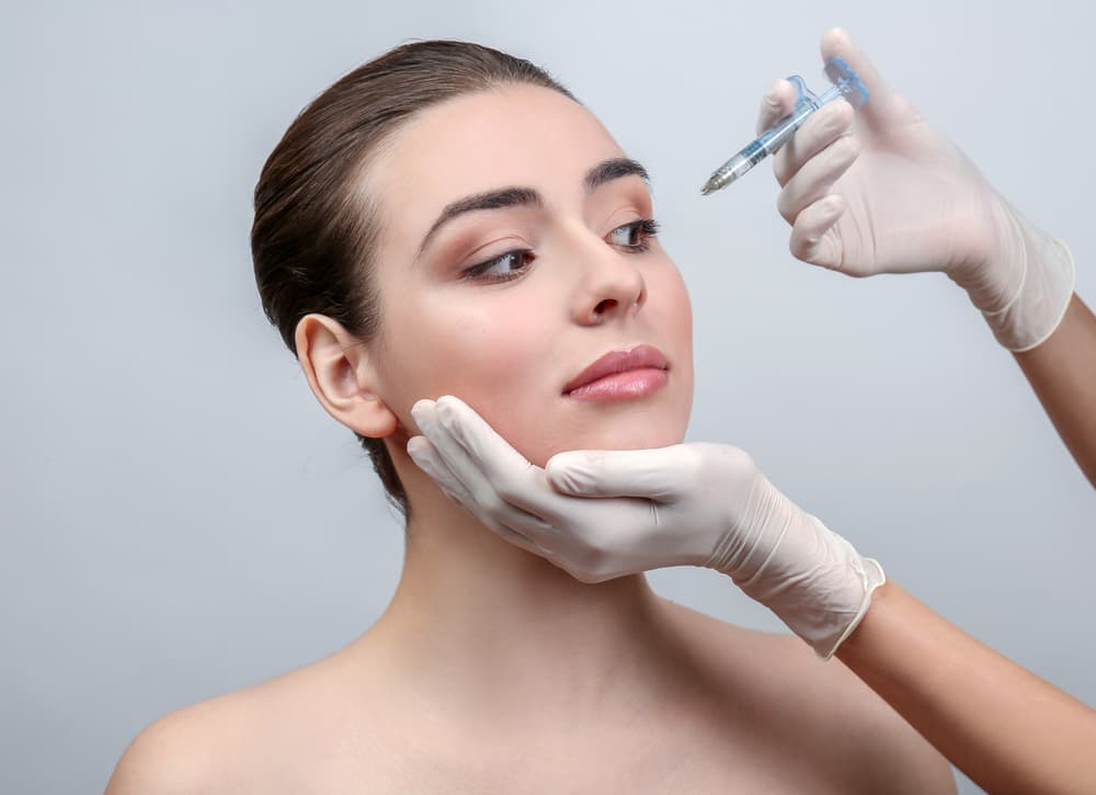 ¿Cuáles son los efectos secundarios de las inyecciones de relleno en la cara?