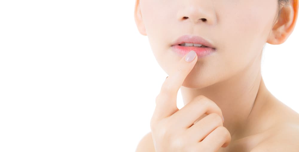 6 דברים שגורמים להופעת כתמים כהים על השפתיים, בנוסף כיצד להתגבר עליהם