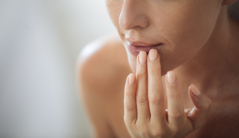 5 condiții care fac buzele să simtă brusc mâncărimi