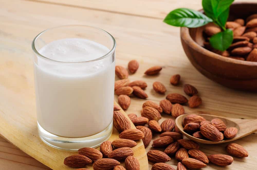5 היתרונות של חלב שקדים בהשוואה לחלב אחר