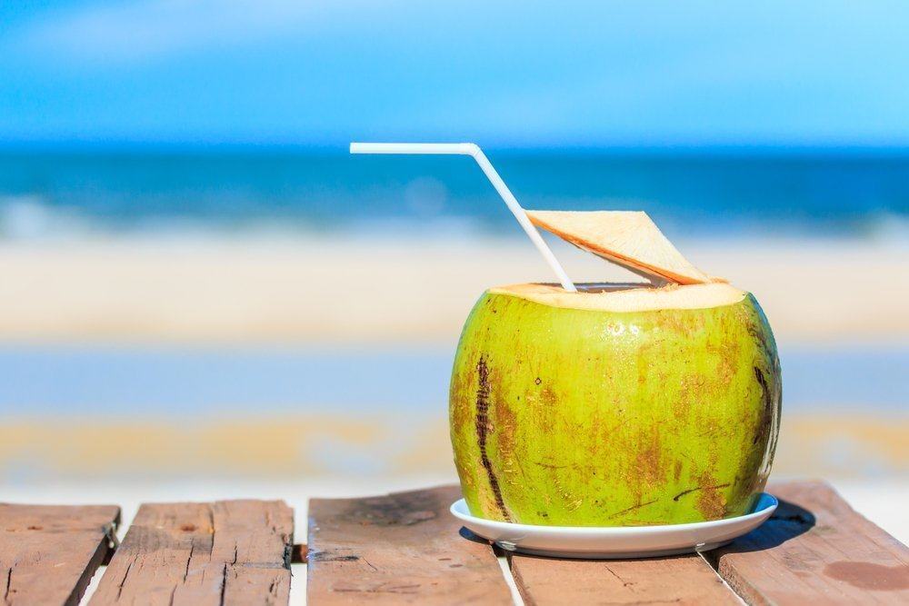 Pe lângă înlocuirea fluidelor corporale, acestea sunt alte 7 beneficii ale apei de cocos