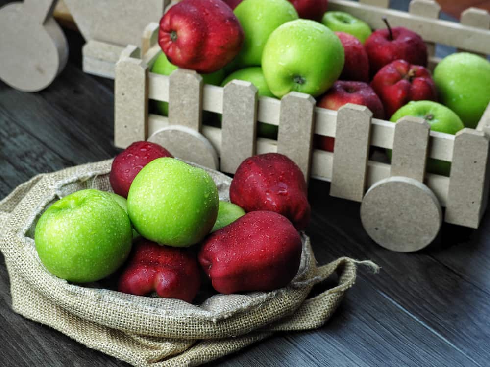 빨간 사과와 녹색 사과 중 어느 것이 더 건강하고 영양가 있습니까?