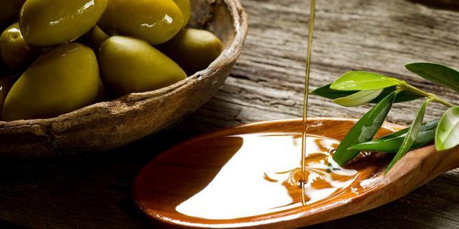 Оливкова олія не тільки зволожує шкіру, але й має безліч переваг для організму.