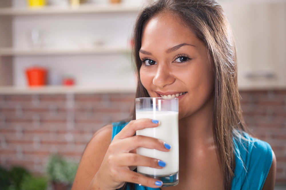 우유를 마시세요, 식사 전이나 후에 더 좋습니까?