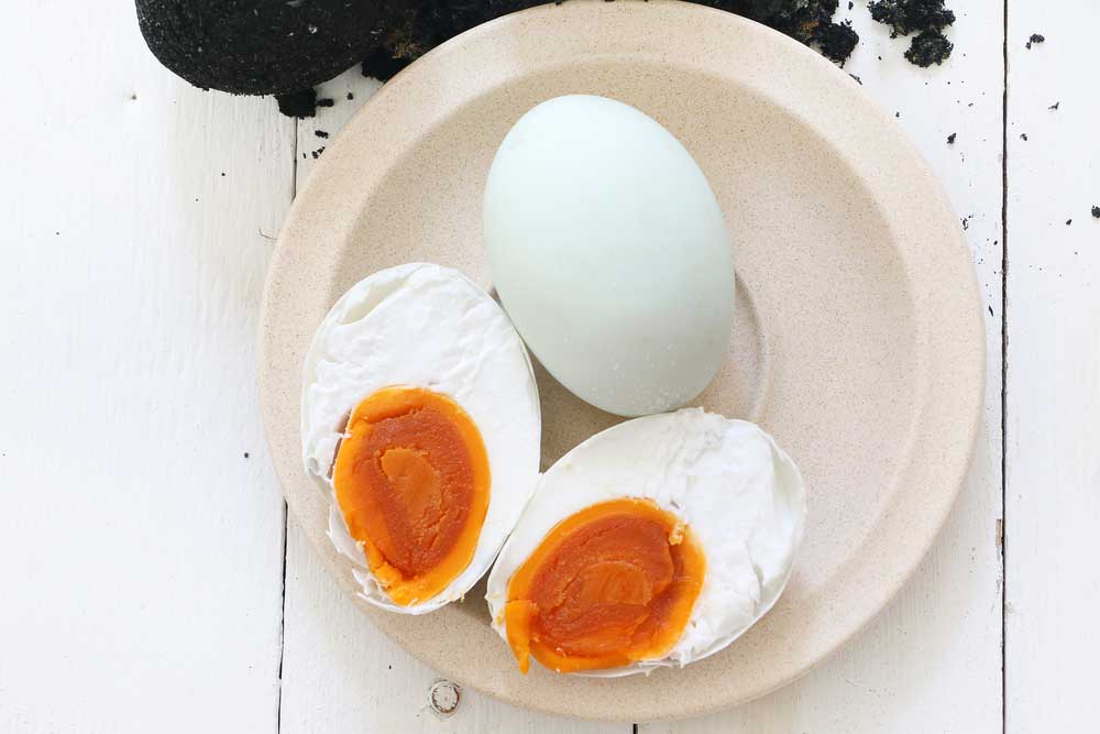 היזהר! היתרונות של ביצים מלוחות יהיו לשווא והסכנות אם תאכלו יותר מדי