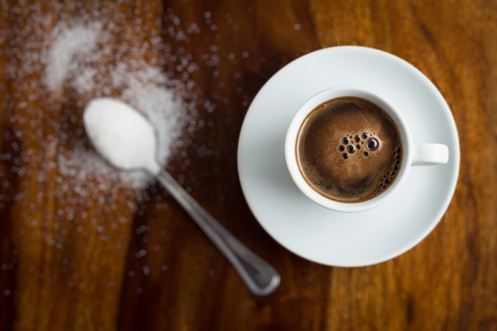 השפעות של שתיית קפה ללא סוכר לעומת שימוש בסוכר, מה בריא יותר?