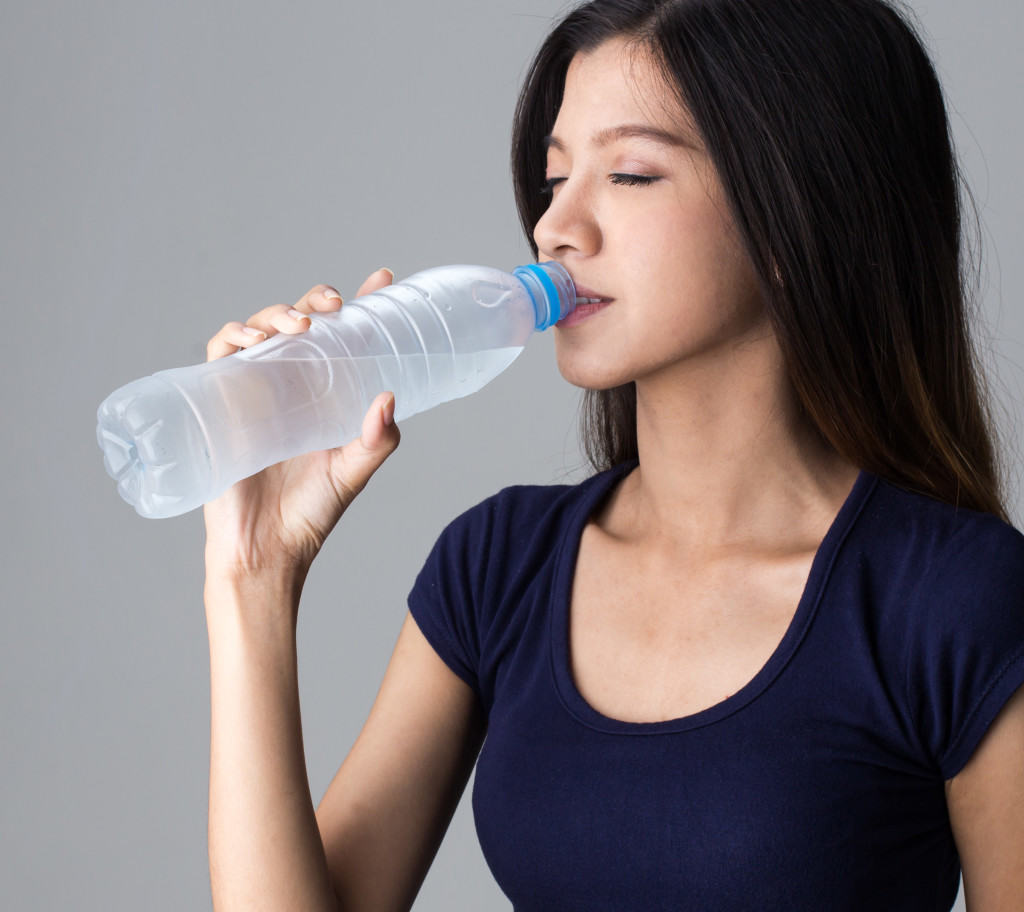 Además de beber agua, aquí le mostramos cómo superar la deshidratación