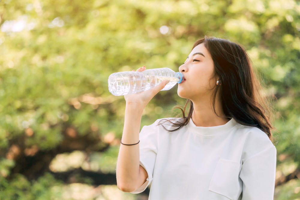 4 יתרונות בריאותיים של מים אלקליינים שלא כדאי לפספס