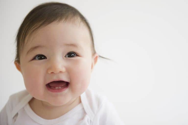 11 Semne ale unui bebeluș care urmează să apară dinții pe care părinții trebuie să le cunoască