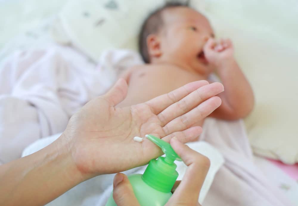 아기 기저귀 발진을 치료하는 5가지 효과적인 연고