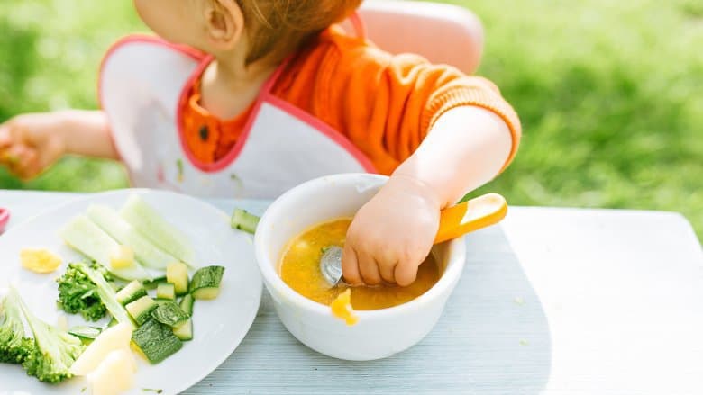 À l'âge de 1 an, voici les types et les portions d'aliments dont les bébés ont besoin
