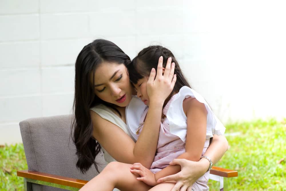 8 efecte negative ale parentingului supraprotector