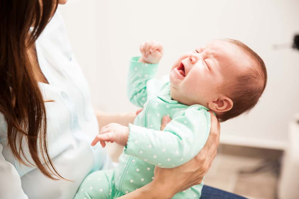 Симптомы и способы борьбы с простудой у младенцев