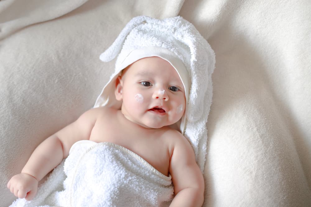 4 afecțiuni care provoacă pete albe pe pielea bebelușului