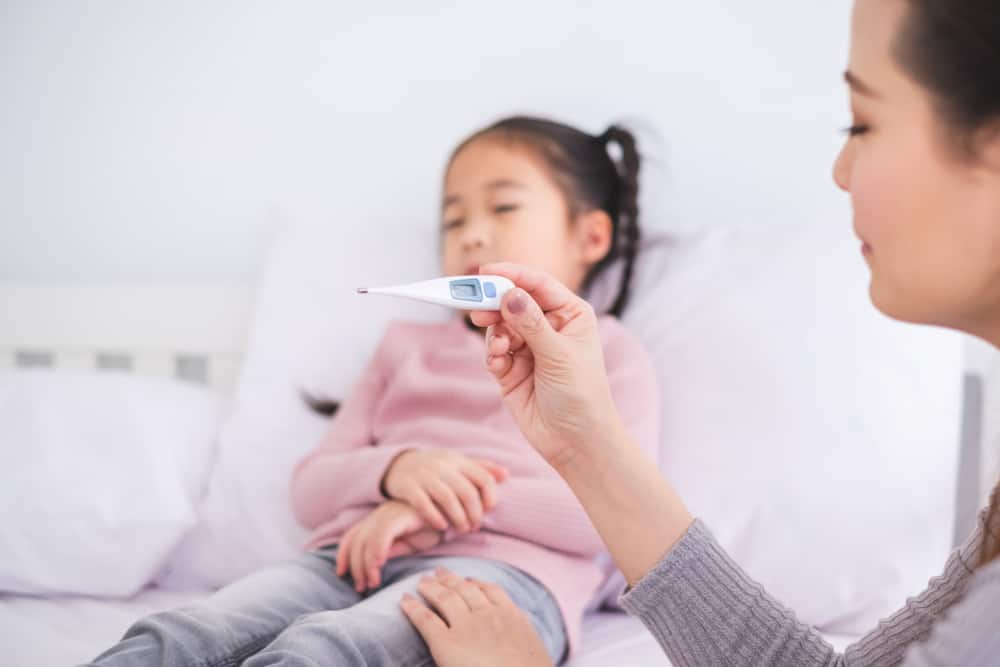 5 formas naturales de superar la fiebre en los niños para que el calor baje rápidamente