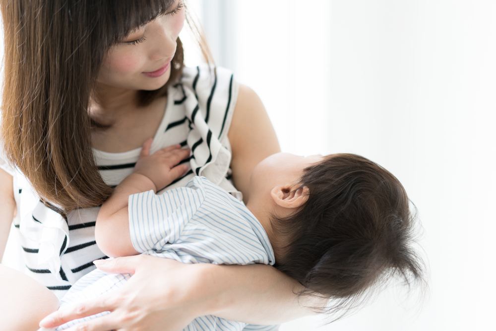 תינוק מתקשה לישון ומקפיץ כל הזמן? נסה את 4 המאמצים האלה כדי להתגבר על זה