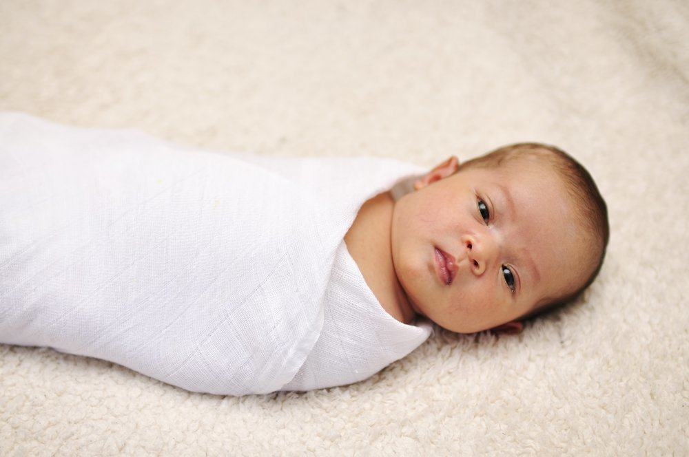 Înfășare pentru bebeluși: cunoașteți beneficiile și cum să purtați corect