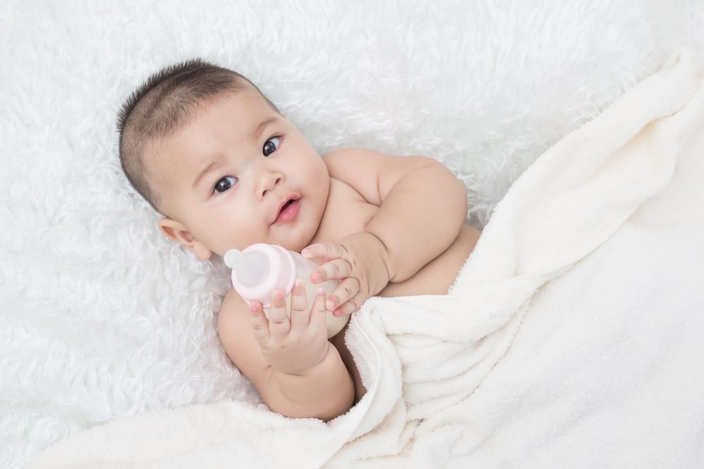 A csecsemők gyakran csuklik, mi az oka és hogyan lehet leküzdeni?