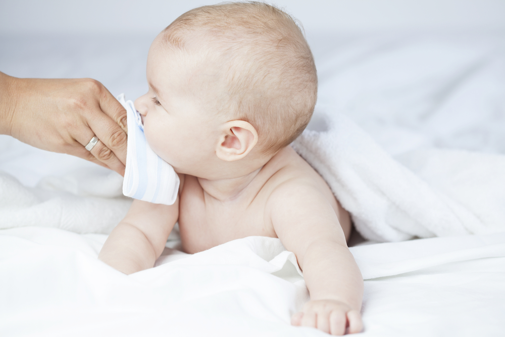 Bebelusul a scuipat prin nas? Aceasta este cauza și cum se poate depăși