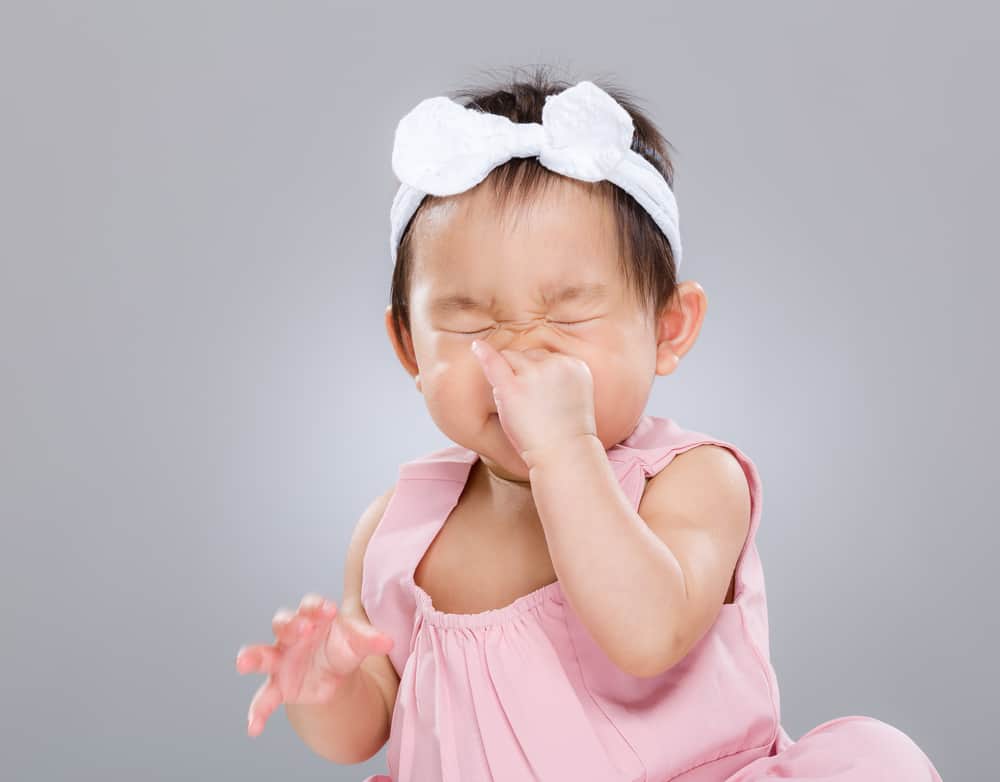 3 Oorzaken van verstopte neus bij baby's en tips om voor hen te zorgen