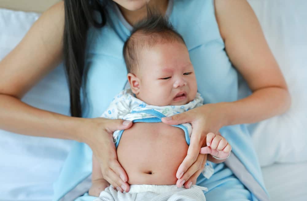 Causas de los sonidos y la hinchazón del estómago del bebé y cómo superarlo
