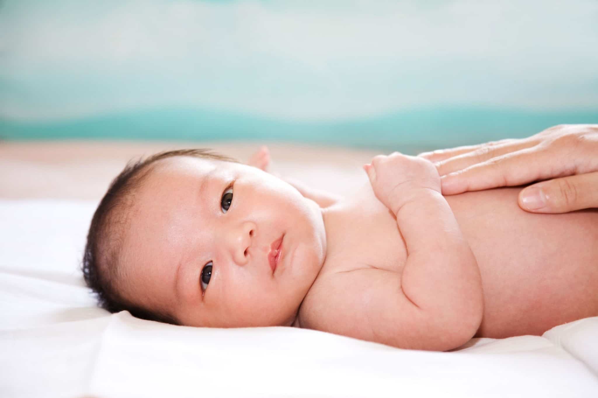 5 יתרונות של שמן תינוקות לתינוקות מלבד לחות לעור