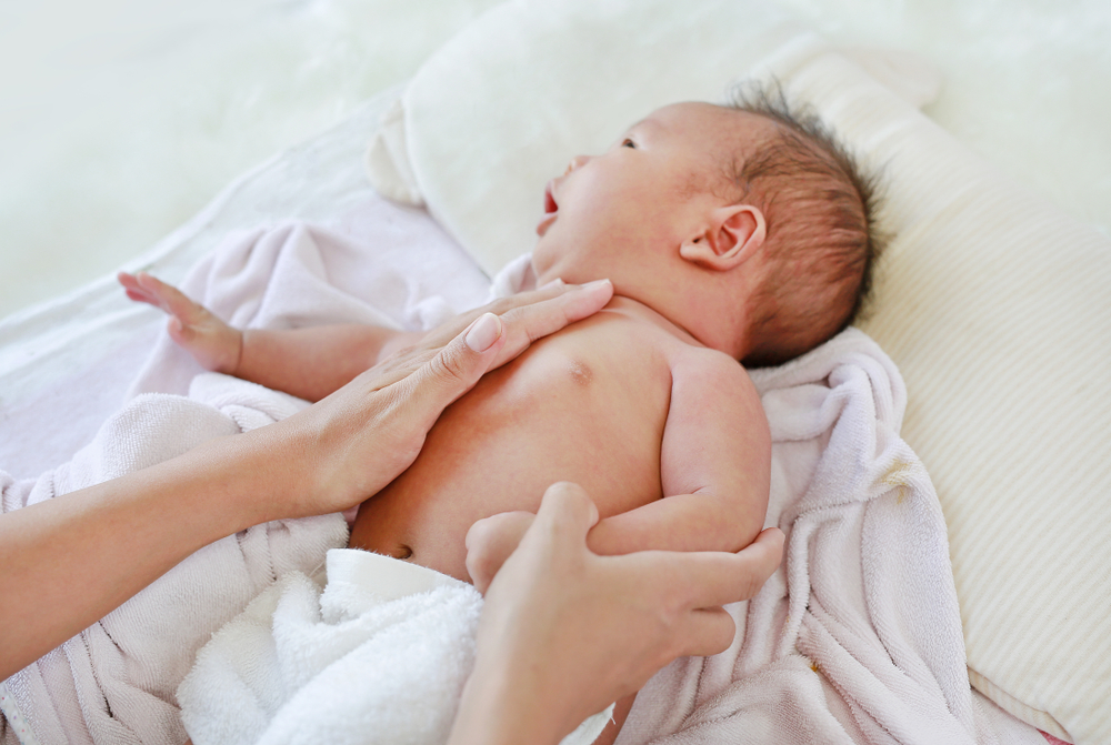 8 Effectieve manieren om stekelige hitte bij baby's te overwinnen