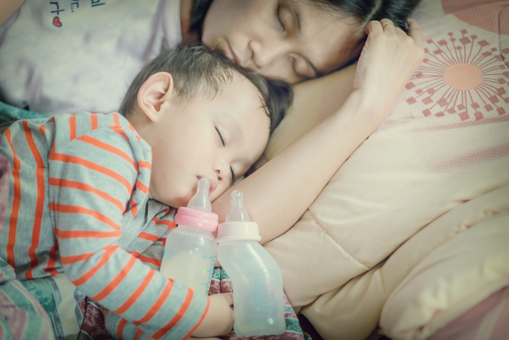 Діти виросли, але все ще сплять у кімнаті батьків? Дослідження розкриває його вплив на психологію матері