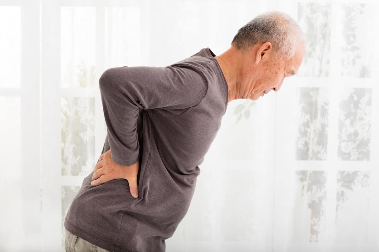 6 simptome comune ale osteoporozei de care trebuie să fii atent