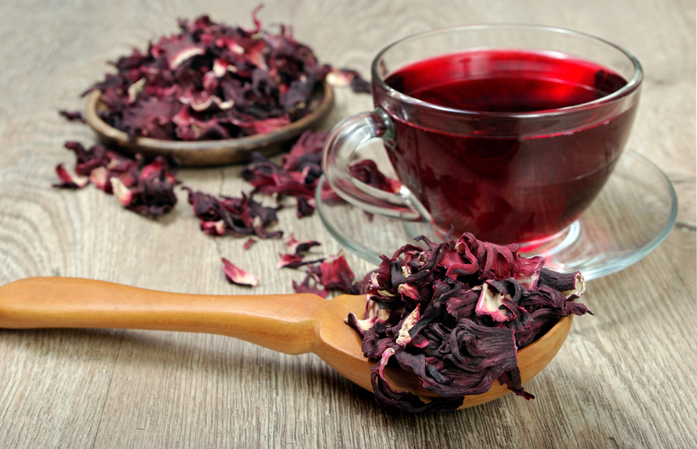 6 beneficii ale ceaiului de hibiscus (hibiscus) și cum să-l faci acasă