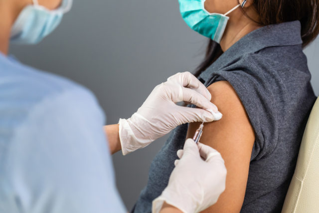 הכל על החיסון נגד COVID-19: בטיחות, תופעות לוואי ועוד
