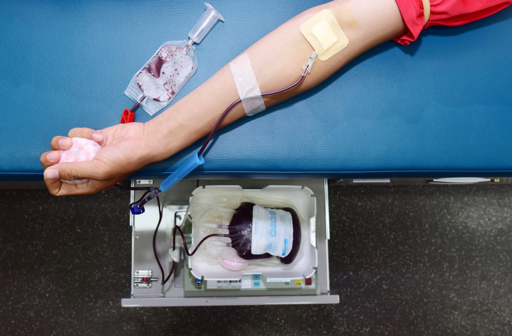 Метод донора. Переливание крови от выздоровевших.. Переливание плазмы открыли. Игла при донорстве плазмы.
