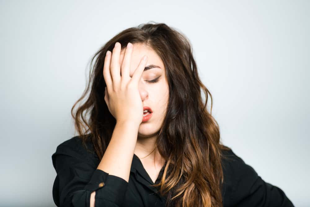4 השפעות של חוסר שינה על עור הפנים, כולל יצירת אקנה