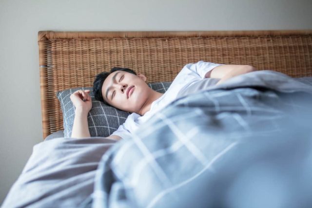 베개 없이 자는 것, 실제로 더 건강할까요?